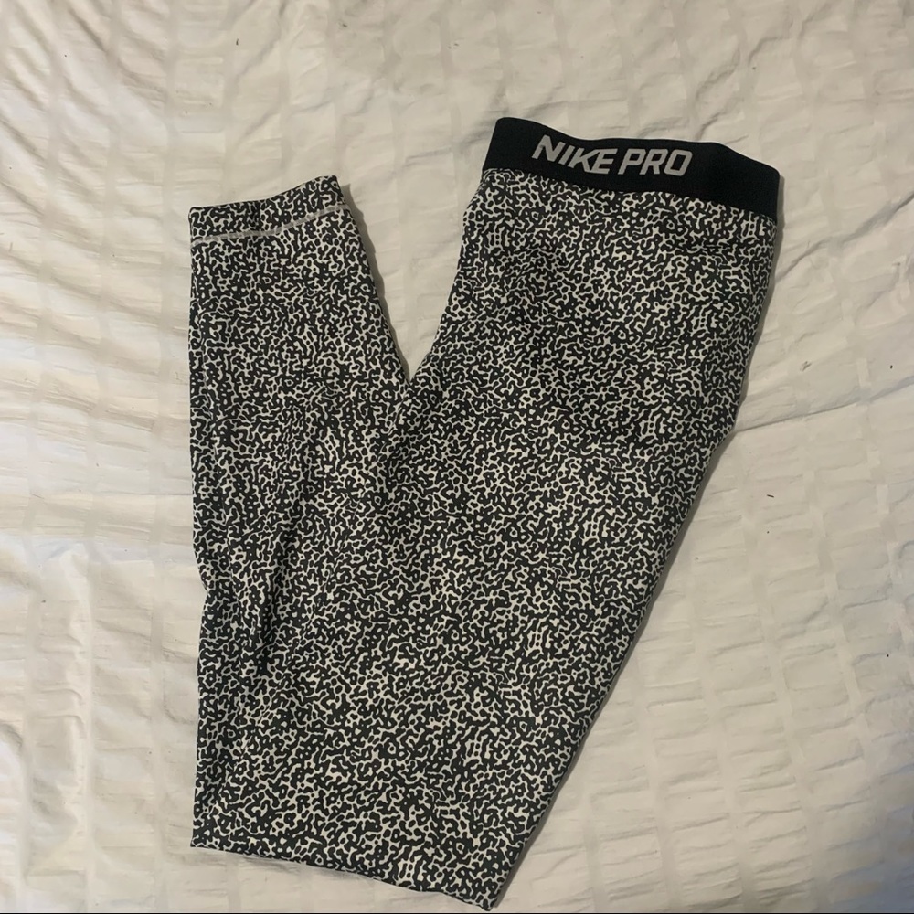 WOMEN’S NIKE PRO PRINTED LEGGINGS SIZE LARGE
